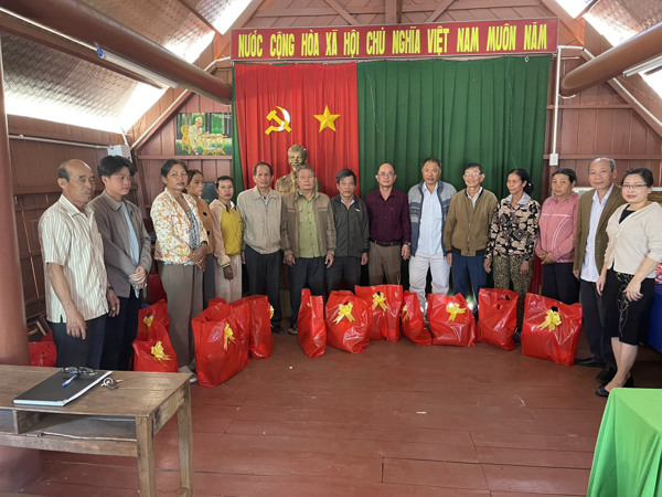 Sáng ngày 30/01/2024, Sở Xây dựng tổ chức thăm và chúc Tết tại buôn Kết nghĩa (buôn Kmrơng Prông A, xã Ea Tu, thành phố Buôn Ma Thuột).