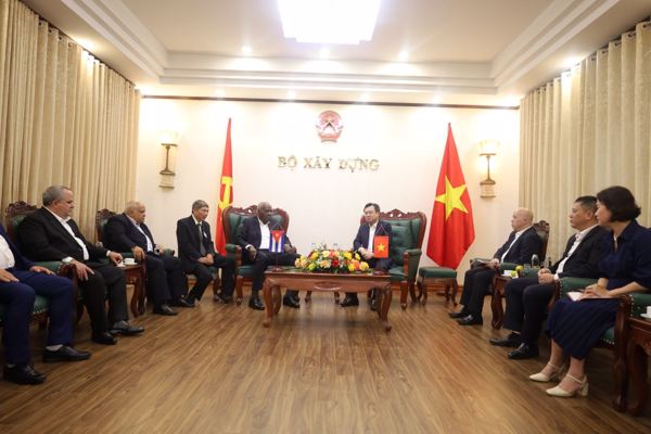 Chủ tịch Quốc hội Cuba thăm và làm việc với Bộ Xây dựng Việt Nam