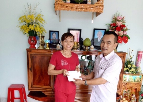 Tòa án nhân dân huyện Cư M’gar tặng quà tết cho học sinh Nhân dịp chuẩn bị đón Tết nguyên đán Đinh Dậu 2017