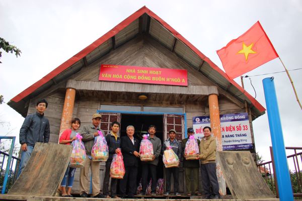 Tòa án nhân dân tỉnh Đắk Lắk thăm, chúc tết và tặng quà Buôn kết nghĩa nhân dịp xuân Đinh Dậu 2017