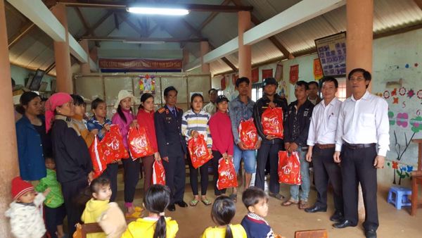 Tòa án nhân dân các huyện Cư M’gar, Krông Păc chúc tết  đồng bào buôn kết nghĩa
