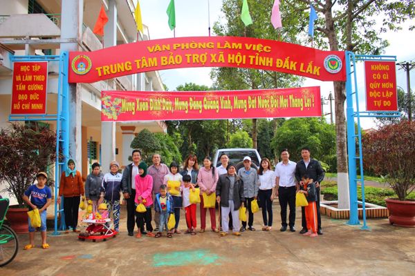 Chi đoàn Tòa án nhân dân tỉnh Đắk Lắk thăm, tặng quà tại  Trung tâm Bảo trợ xã hội tỉnh Đắk Lắk