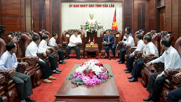 Phó Bí thư Tỉnh ủy, Chủ tịch HĐND tỉnh Y Biêr Niê tiếp đoàn công tác của tỉnh Sê Kông