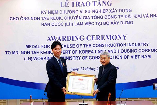 Trao tặng Kỷ niệm chương Vì sự nghiệp Xây dựng cho ông NOH TAE KEUK, chuyên gia Hàn Quốc làm việc tại Bộ Xây dựng