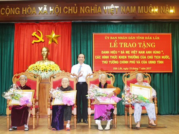 Lễ trao tặng danh hiệu “Bà mẹ Việt Nam Anh hùng”, các hình thức khen thưởng của Chủ tịch nước, Thủ tướng Chính phủ và UBND tỉnh cho các tập thể, cá nhân có thành tích xuất sắc trong những năm qua.