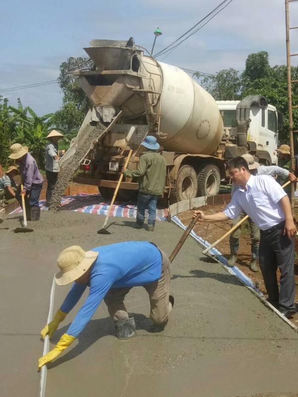 Xã EaM'nang, huyện Cư M'Gar đẩy mạnh phong trào làm đường giao thông nông thôn