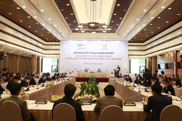 Bộ Xây dựng đối thoại với doanh nghiệp về cải cách thủ tục hành chính trong đầu tư xây dựng và lĩnh vực liên quan
