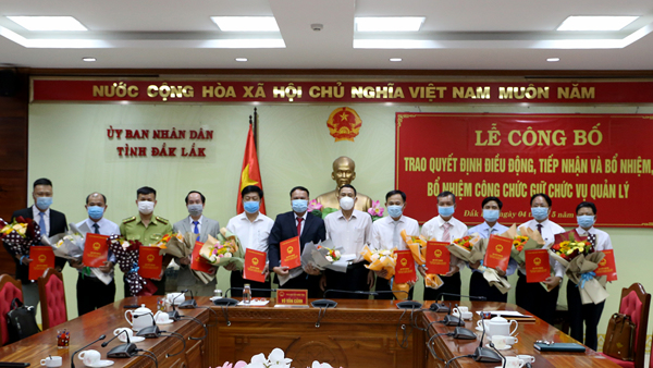 UBND tỉnh công bố trao quyết định điều động, tiếp nhận, bổ nhiệm công chức giữ chức vụ quản lý