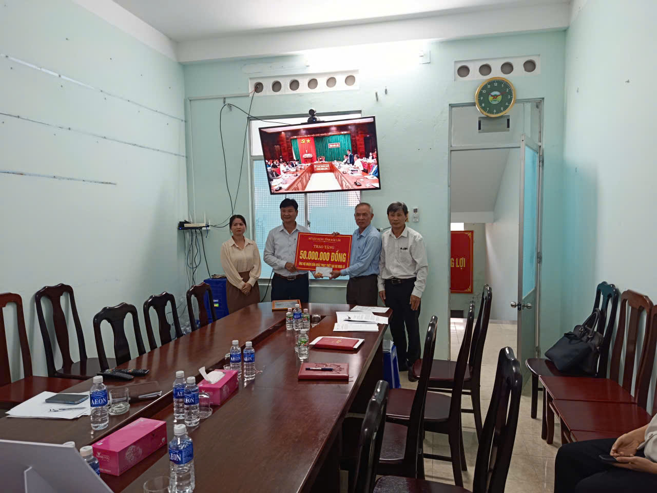 Anh_Trao tang Binh Kien.jpg