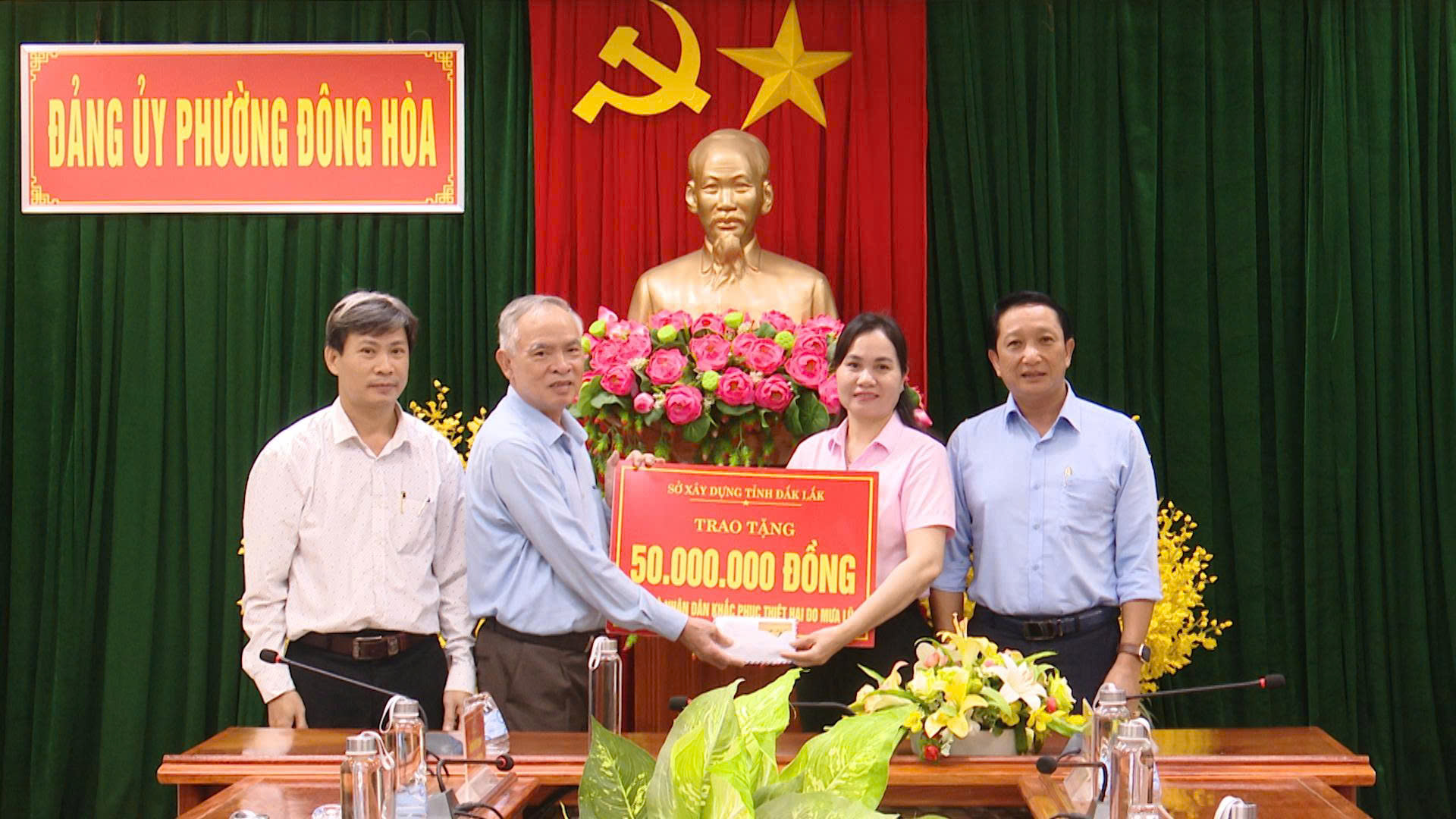 Anh_Trao tang Dong Hoa 3.jpg