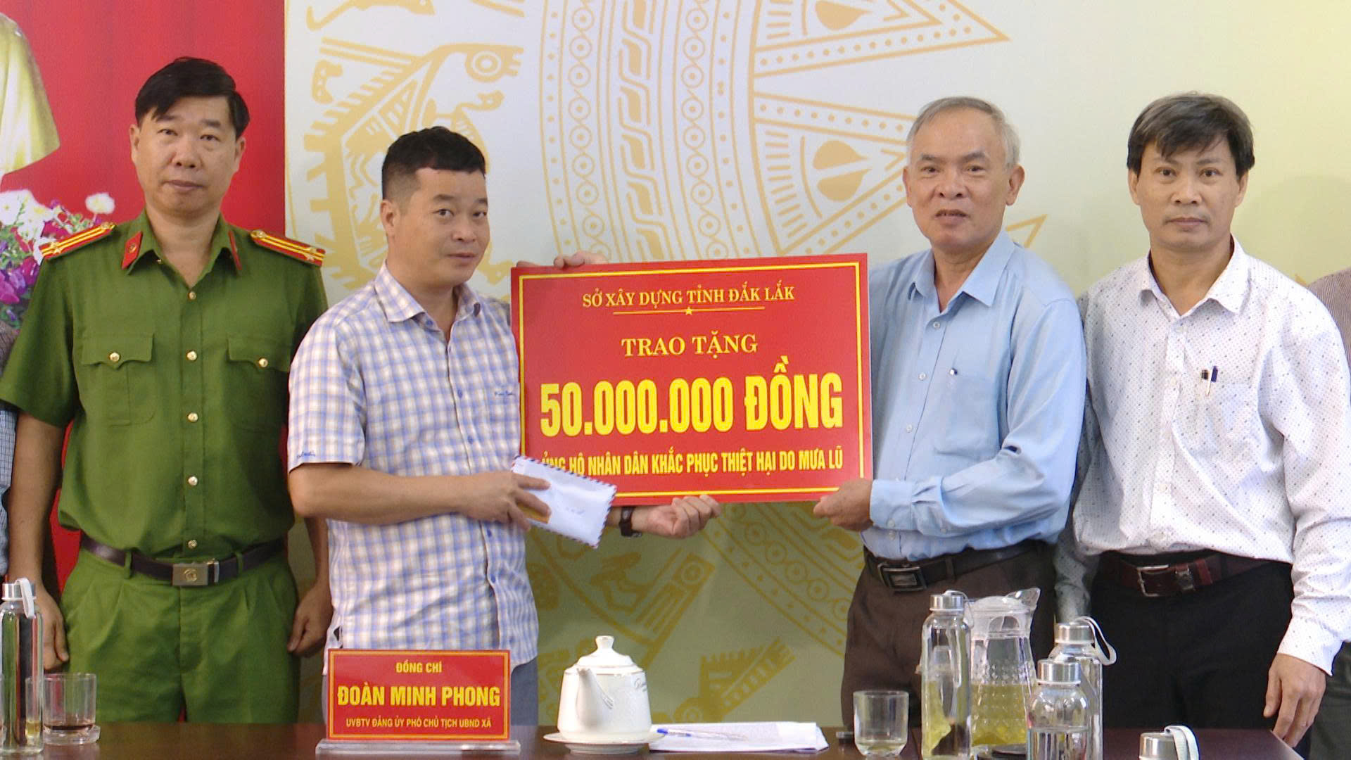 Anh_Trao tang Hòa Xuan.jpg