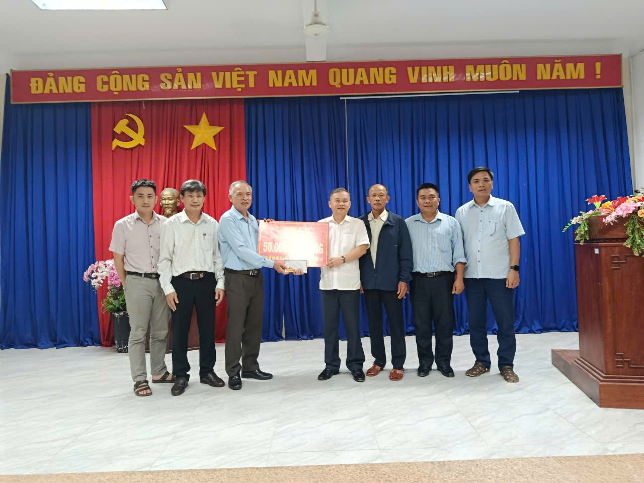 Anh_Trao tang O Loan.jpg