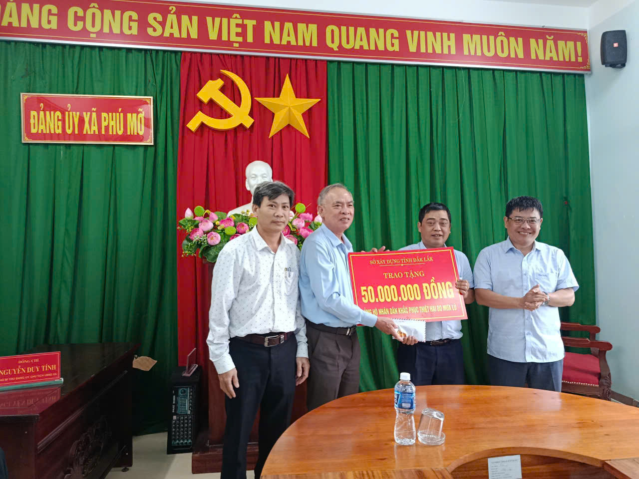 Anh_Trao tang Phu Mo.jpg