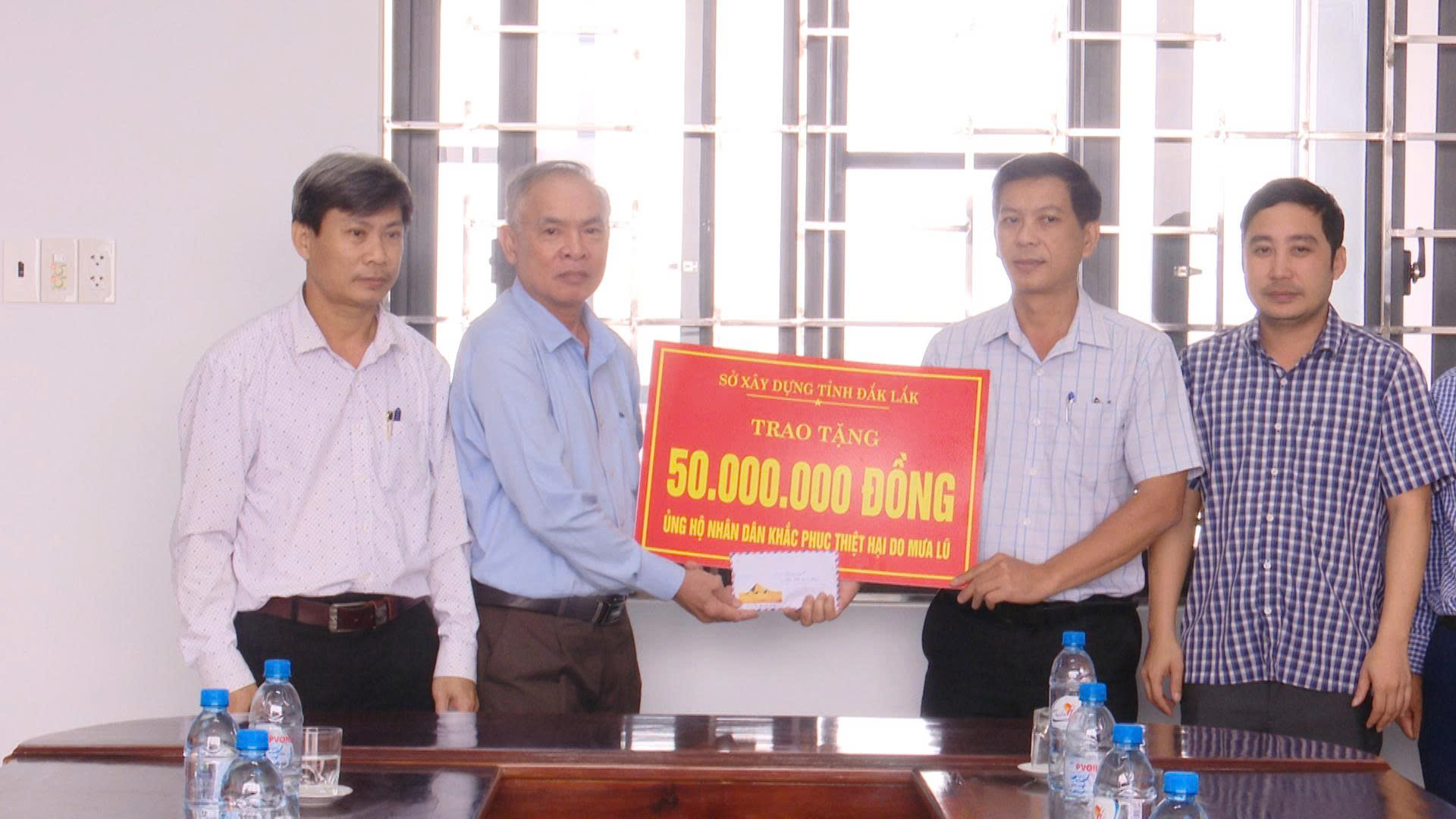 Anh_Trao tang Phu Yen 1.jpg