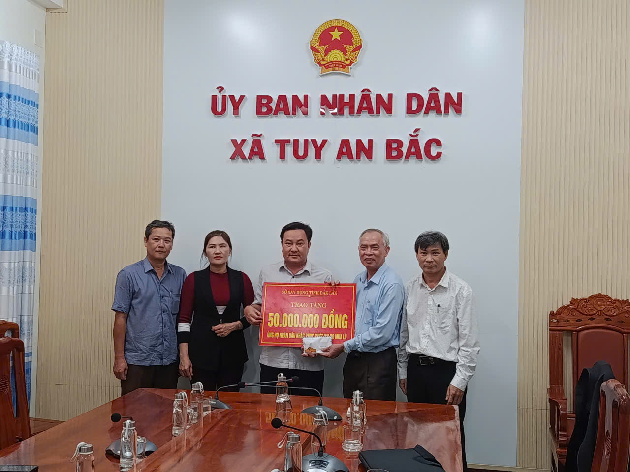 Anh_Trao tang Tuy An Bac.jpg