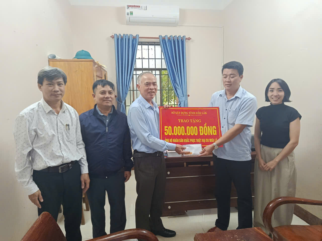 Anh_Trao tang Tuy An Tay.jpg