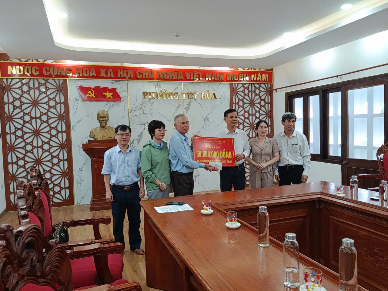 Anh_Trao tang Tuy Hoa.jpg