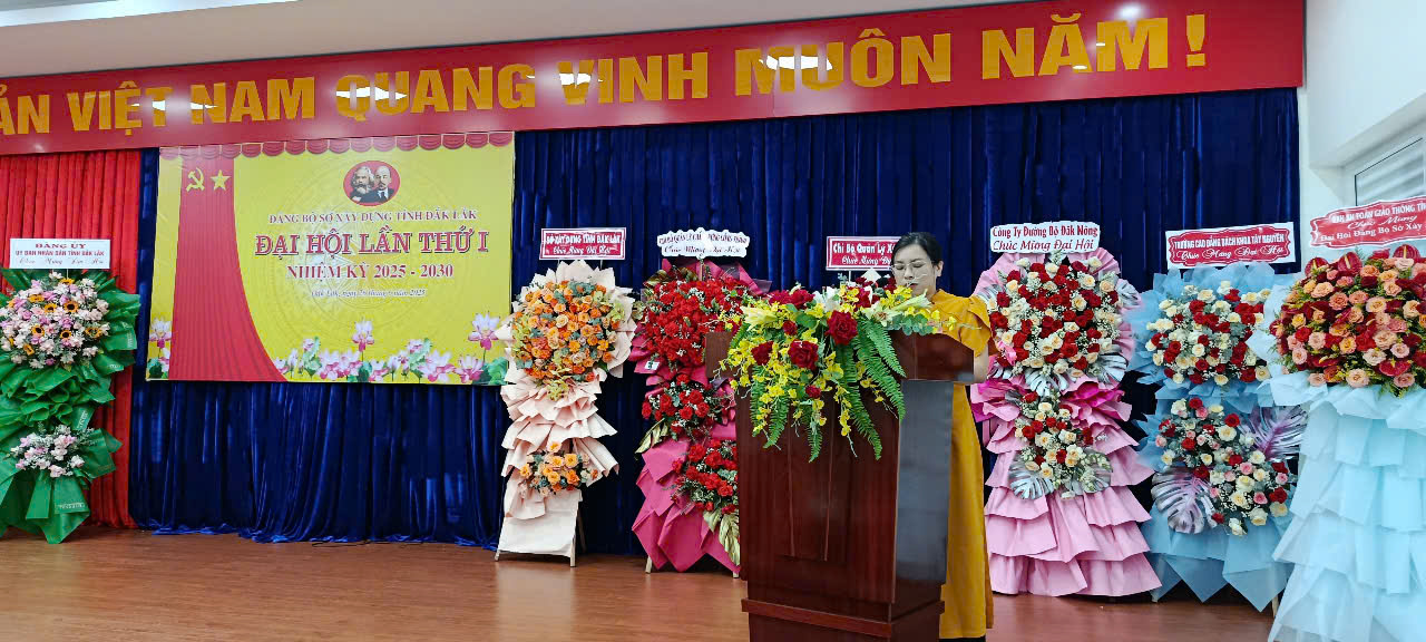 thong qua nghi quyet dai hoi.jpg